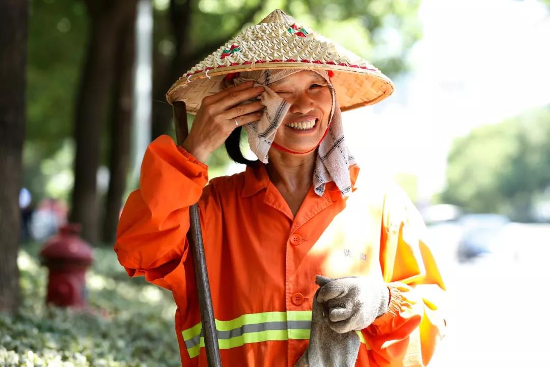 不仅如此,并不是所有的环卫工人都有缴纳社保.